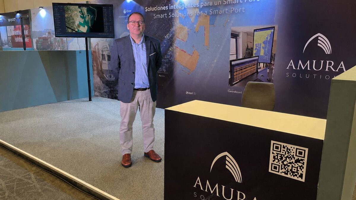 Isaac González junto al stand de Amura Smart Solutions