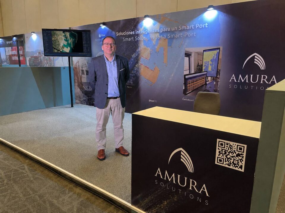 Isaac González junto al stand de Amura Smart Solutions